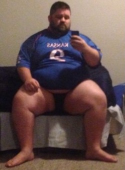 chubblover92:  electricunderwear:  hellocubby:  Life goals.  Look at those sexy legs!   Any chubs In nyc