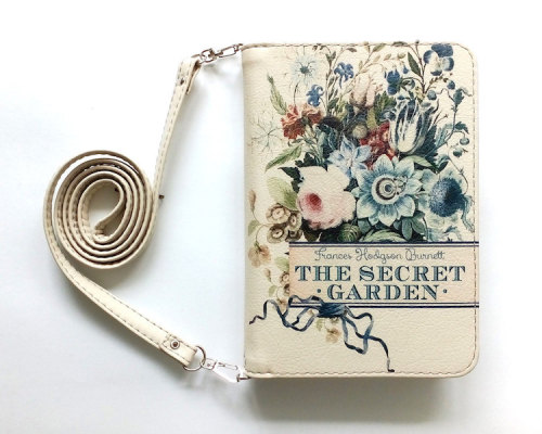 mymodernmet:Illustrated Book Clutches Offer a Stylish Way to Celebrate Your Favorite Novel