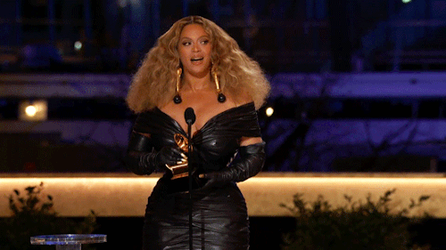 williambowerys:Taylor applauding Beyoncé’s record-breaking 28th Grammy win