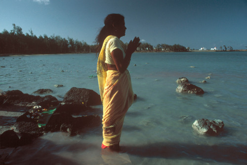 kuanios:unrar: Mauritius, North Coast. Woman performs Hindu rites for the rain to arrive 1992, A. Ab