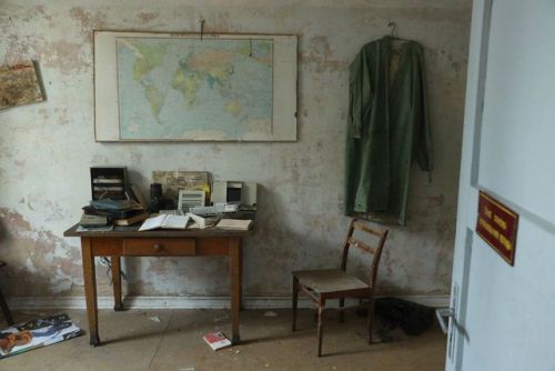 Photos from inside the former Soviet military base at Wünsdorf (East Germany), in the officers’ buil