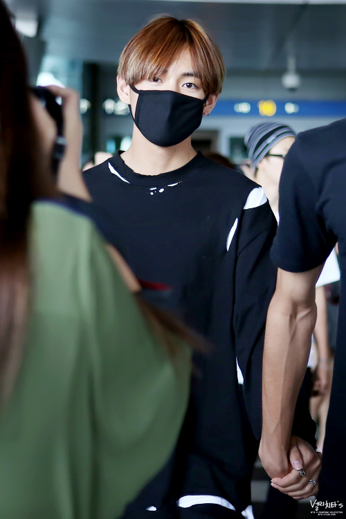 fyeahbangtaned:  Taehyung baby holding onto Manager hyung’s hands ;_;