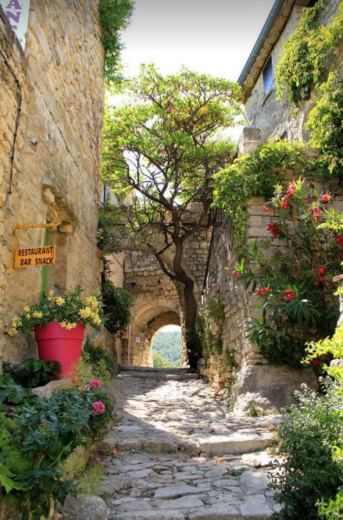 Picturesque village of Crestet, Vaucluse / France (by Jean).