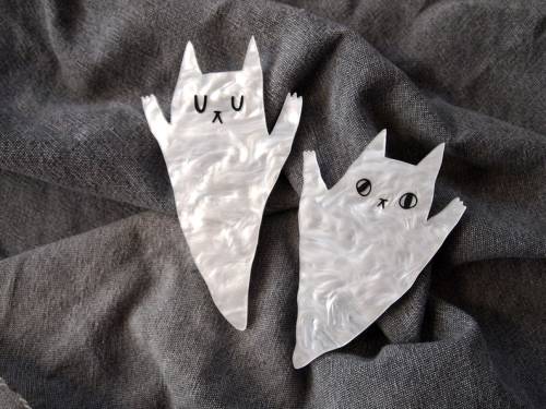 figdays:  Two Halloween ghost cat brooches