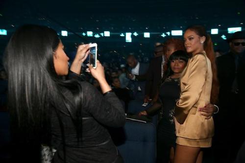 hellyeahrihannafenty:  Nicki Minaj taking a picture of her mother and Rihanna.p.s Rih’s late gran gran dolly and Nicki’s mom were friends