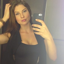 selfshotmag:  Neck is tired- head tilts- right hand is the kickstand. #standardgirlSelphiepose 💁 — IG: @amandacerny