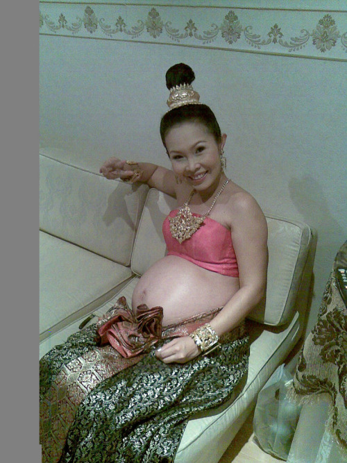 thailbfm: Pregnant Thai girl’s 8month in traditional dress