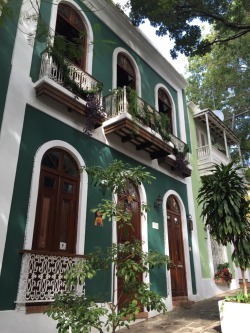 tumblricans:  luna-mia:  Can I live in this building?  Old San Juan 