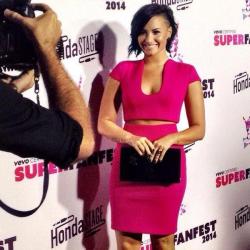 dlovato-news:  @vevo: She’s heeeeeeere!