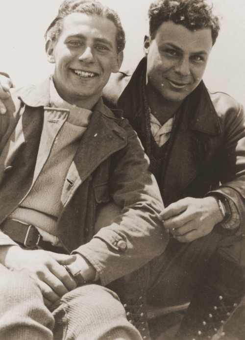 Austrian-Jewish refugee Heinz Jordan and a friend at Lake Titicaca, Bolivia, 1939 (via USHMM, photo 