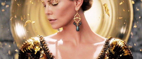 dehaanradcliffe:Emily Blunt (The Ice Queen) and Charlize Theron (The Evil Queen) in the trailer for 