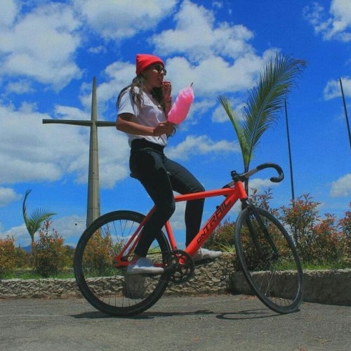 javi-ballestero:@__mapach3__ #algodondeazucar #fixiegirl #girlbike #girlsgonefixie #ridegirl #rideli