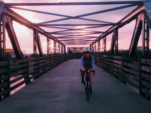 drosometer:  happy day 1: riding home with this beautiful person under these pink skies