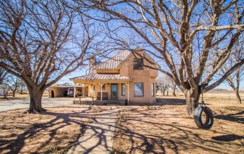 $240,000/3 brCrosbyton, TXbuilt in 1907“guest house” generates $450 income a month?