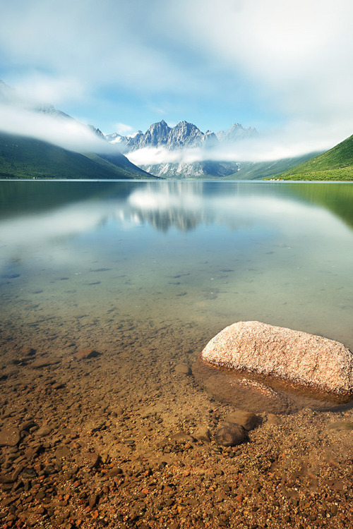 wnderlst:  Qinghai, China | David Liu  Amazing shot.