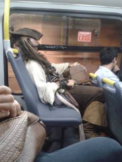 titiancualquierhuea:  Capitán Jack Sparrow, travesías en el transantiago.