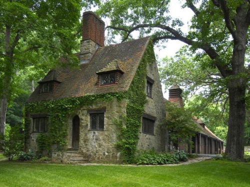 bluepueblo:  Ivy House,  Greenwich, Connecticut photo via melissa 