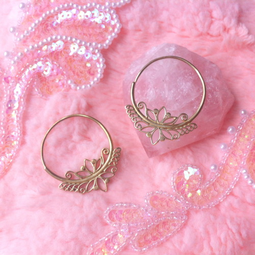 iprefergin:  excuse my crappy phone but look at these pretty ear things <3 