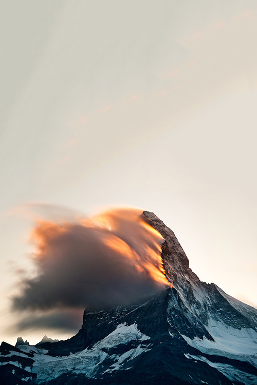 classy-captain:  visualechoess: Burning Peak - © Ashley Vincent | ᶹᶥᶳᶸᵃᶩᶳ   Das Matterhorn