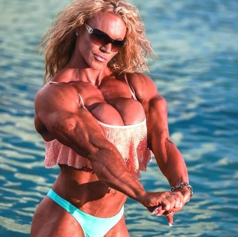 zimbo4444:  ..Aleesha Young..sexy mass muscle  vacationing.. 💪👸👍