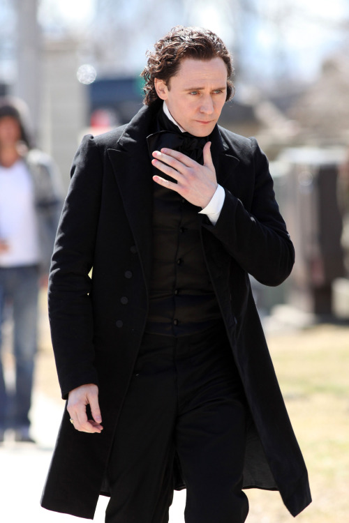 vigwig: spooky-action-at-a-distance: torrilla: Tom Hiddleston films scenes for the new horror movie 