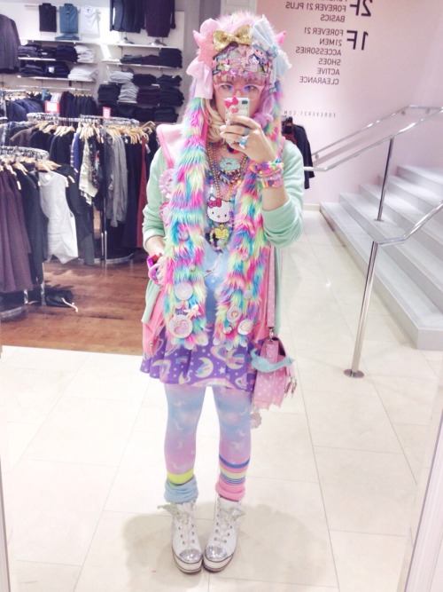 mahouprince:It’s been so long since I’ve worn decora and I’m so happy I feel so fr