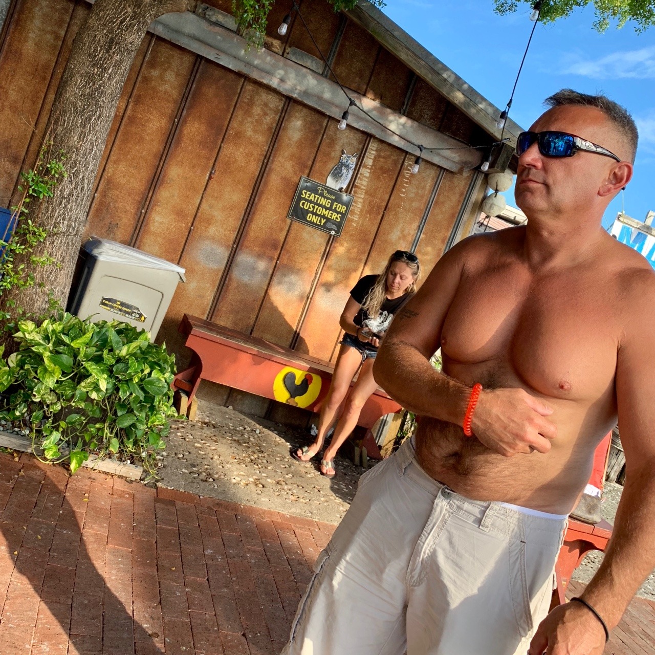 daddylovin:  daddiesonthego:  Shirtless Coffee Stand Daddy patiently waiting for his Key Wester breakfast sandwich.  Hot!