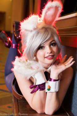 kamikame-cosplay:  Cute Battle Bunny Riven from League of Legends