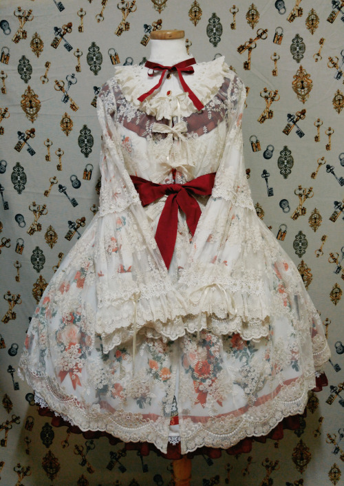 lief-lolita:The roses for the Queen of hearts series coordinate with Grace lace series!