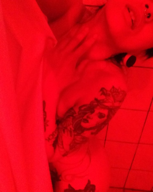 Hazme parte del baile bajo tu luz roja mi demonio #extasis #dancewithme #tattoos #lips #roadtrip #re