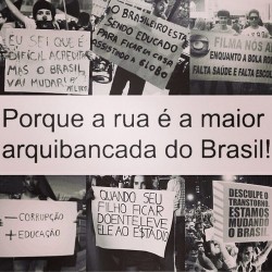 mariaeduardalage:  A rua é a maior arquibancada do Brasil ! 