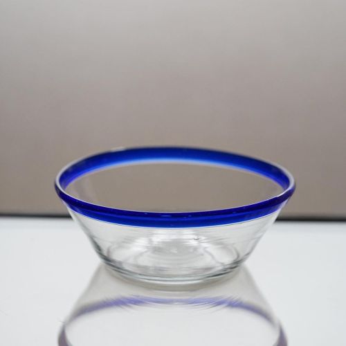 ・ ・ ・ 本日も営業致します。 御来店お待ちしております。 ・ ・ Swedish Glass Bowl / 19th.C Sweden ・ 寒い季節に使いたくなる薄氷のような北欧ガラス器。 口縁