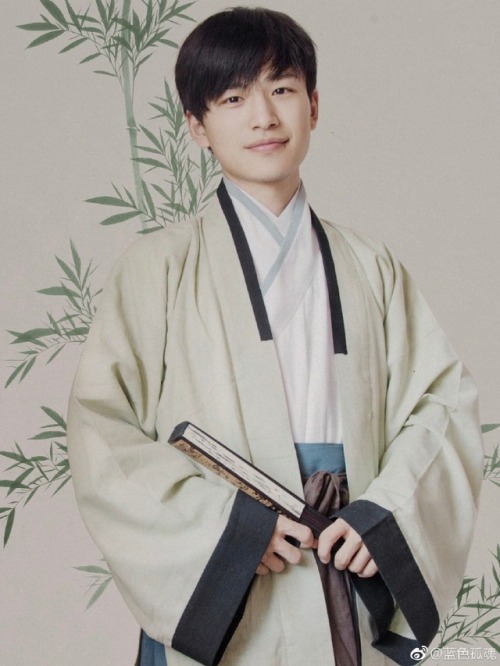 ziseviolet: hanfugallery: Traditional Chinese hanfu by 重回汉唐 He is wearing a white and blue Yishang/衣