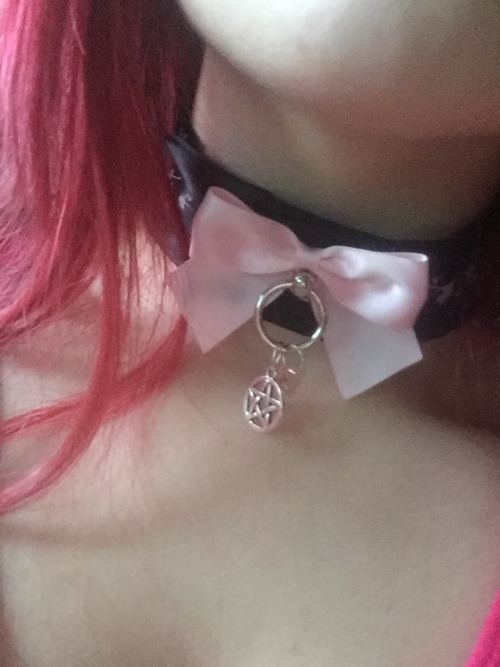 kittensplaypenshop:  lolita-fox:  This is going to be my official @kittensplaypenshop​ review for my two items: 18″ arctic fox tail w/ white tip and bubblegum ties and my Midnight (?) Sakura collar 12″ with a pentagram charm and pink crystal charm.