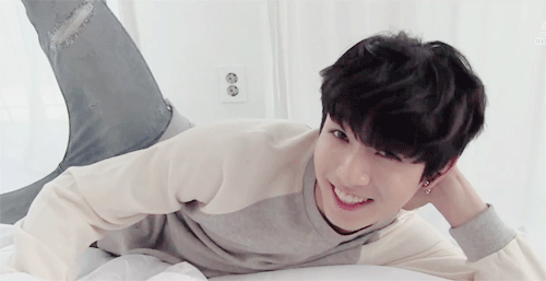 bwikooks:  mr spreading legs strikes again 