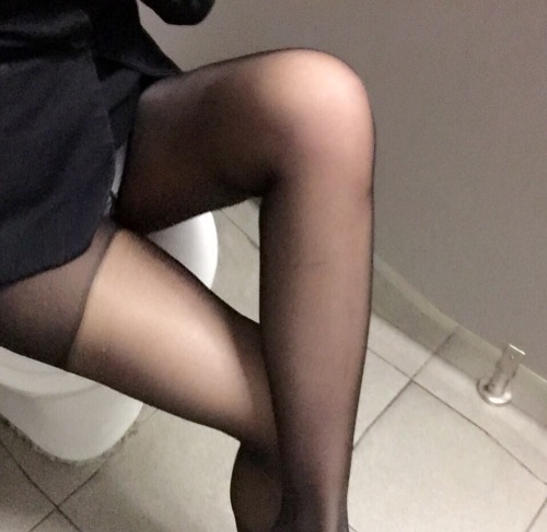 ttpanty: 專題前現在廁所嗨一下❤️❤️❤️