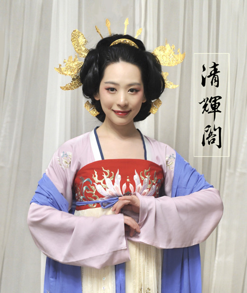 hotweibo: Authentic Hanfu(汉服) by Qinghuige(清辉阁). This style of Hanfu is the most beautiful one. （Pi