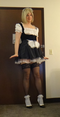 Sissy Jessica presenting in her maid costume!~