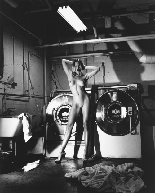 mlsg: lafortunadimare:Helmut Newton. In the Laundry Room at the Château Marmont (Hollywood, 1992).La