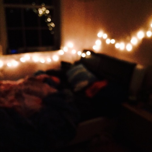 mistymountians:  messy bed  messy hair messy life