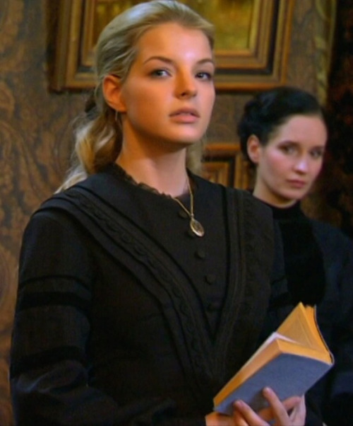 This black gown was worn in the 2006 television show Sophie - Braut wider Willen, where it was worn 