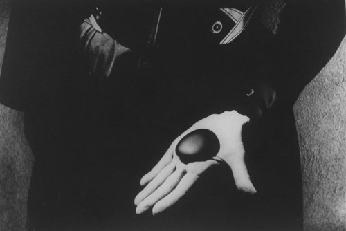 Georgia O'Keeffe holding one of her favourite stones in her palm. Photographed by John Loengard in 1