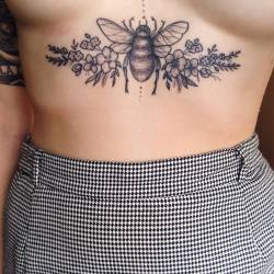 rreflectionn:  got a pretty little thing poked on me the other day 🐝 