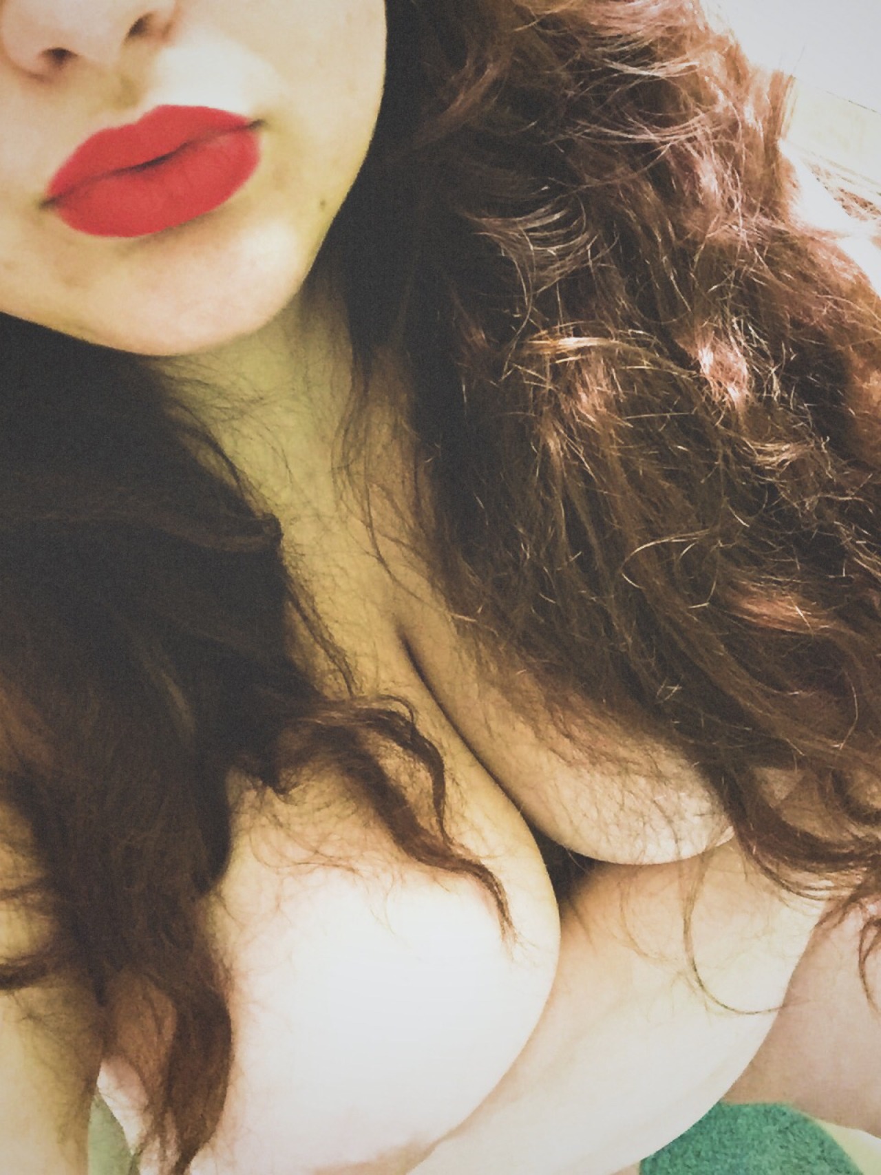 bbwcharlierebel:  Big hair, big lips, big boobs– I’m a triple threat!