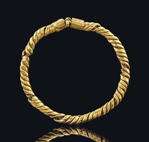 via-appia:Roman jewelry: a gold necklace (top) and gold bracelets, c. 1st - 4th century