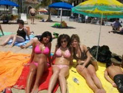 sexywithorwithout:  Three stacked babes on the beach