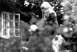 modbrother: Marianne Faithfull carrying a