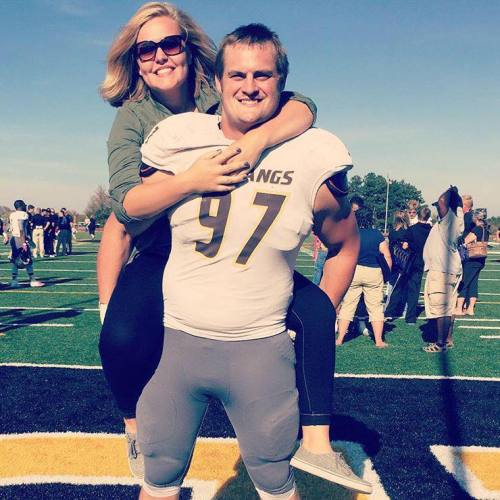 thedk159:  I love when guys bulk for football!