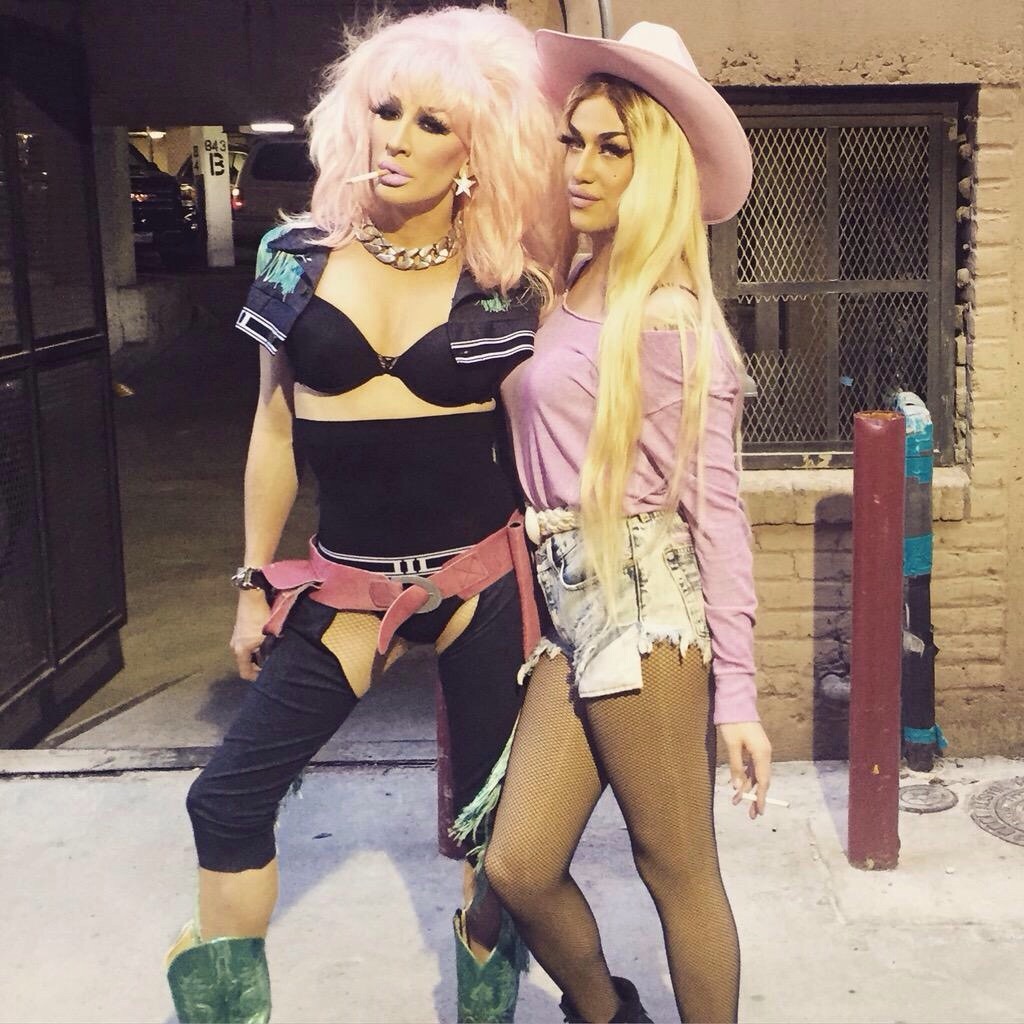  CROSSDRESSERS AND DRAG QUEENS THAT TURN ME ON !!