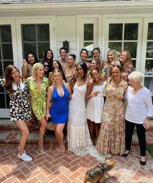 jastookes: My mom, @carythestylist threw me the most beautiful bridal shower yesterday. Thank you to